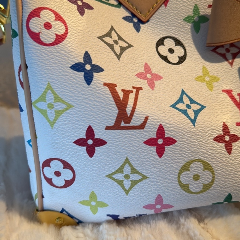 Copy Louis Vuitton bag. Stunning, sold out everywhere - Picture 3 of 5
